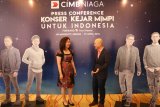 Medan, (Antaranews Sumut) - Head of Sales and Distribution Out Region CIMB Niaga Tony Tardjo (kanan) berbincang dengan Regional Head Sumatera CIMB Niaga Maya Sartika (kiri) di sela konferensi pers “Konser Kejar Mimpi untuk Indonesia” yang dipersembahkan CIMB Niaga di Medan, Jumat (27/4/2018). Konser yang menghadirkan grup band NOAH ini adalah wujud terima kasih CIMB Niaga sekaligus komitmen untuk mendukung para nasabah berkembang meraih mimpi dan cita-citanya lewat berbagai solusi yang disediakan maupun berbagai acara khusus untuk nasabah. Irsan