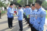 Pejabat Sementara Wali Kota Kediri Jumadi menyerahkan sertifikat penghargaan pada 16 pegawai di ULP Kota Kediri di Balai Kota Kediri, Jawa Timur, Rabu (25/6). Lembaga Kebijakan Pengadaan Barang/Jasa Pemerintah (LKPP) menunjuk Bagian Pengadaan Barang dan Jasa Kota Kediri sebagai salah satu ULP percontohan yang berfungsi menjadi pusat keunggulan (Center of excellence) pengadaan barang/ jasa pemerintah. 16 pegawai itu telah ikut pelatihan selama dua tahun dan diberikan sertifikat. Antara Jatim/ Foto/ Asmaul Chusna/zk/18