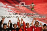 Relawan Jokowi Jawa Timur mengangkat tangan secara bersama pada Forum Komunikasi Relawan Jokowi Jawa Timur di Surabaya, Jawa Timur, Senin (2/4). Relawan Jokowi Jawa Timur memberikan dukungan pada Gus Ipul dan Mbak Puti. Antara Jatim/Zabur Karuru/zk/18
