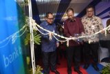 Direktur Utama Bank BJB Ahmad Irfan (tengah) bersama Kepala OJK Regional 4 Heru Cahyono (kanan) dan Deputi BI Jawa Timur Yudi Harymukti (kiri) meninjau gedung Bank BJB cabang Surabaya saat peresmian gedung tersebut, Surabaya, Jawa Timur, Selasa (17/4). Diharapkan dengan hadirnya Bank BJB cabang Surabaya itu dapat meningkatkan kualitas layanan serta mewujudkan kepedulian Bank BJB terhadap pemberian pelayanan, kemudahan dan kenyamanan. Antara Jatim/Zabur Karuru/18