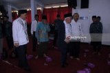 Pejabat Sementara Wali Kota Kediri Jumadi dengan Sekda Kota Kediri dalam acara peringatan Isra Miraj Nabi Muhammad SAW di Balai Kota Kediri, Jawa Timur, Rabu (4/4). Kegiatan itu dihadiri KH Duri Azhari, kiai nyentrik asal Semarang. Antara Jatim/ Foto/ Asmaul Chusna/zk/18