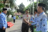 Pejabat Sementara Wali Kota Kediri Jumadi menyerahkan sertifikat penghargaan pada 16 pegawai di ULP Kota Kediri di Balai Kota Kediri, Jawa Timur, Rabu (25/6). Lembaga Kebijakan Pengadaan Barang/Jasa Pemerintah (LKPP) menunjuk Bagian Pengadaan Barang dan Jasa Kota Kediri sebagai salah satu ULP percontohan yang berfungsi menjadi pusat keunggulan (Center of excellence) pengadaan barang/ jasa pemerintah. 16 pegawai itu telah ikut pelatihan selama dua tahun dan diberikan sertifikat. Antara Jatim/ Foto/ Asmaul Chusna/zk/18