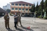 Gubernur Jawa Barat Ahmad Heryawan (tengah) didampingi Kepala Sekolah SMKN 2 Bandung Tatang Gunawan (kiri) dan Kepala Dinas Pendidikan Jawa Barat Ahmad Hadadi (kanan) meninjau hari pertama pelaksanaan Ujian Nasional Berbasis Komputer (UNBK), Bandung, Jawa Barat, Senin (2/4). Berdasarkan data dari Dinas Pendidikan Provinsi Jawa Barat jumlah pelajar SMK seluruh Jabar yang mengikuti UNBK sebanyak 314.547 orang dari 2.680 sekolah yang dilaksanakan pada 2-5 April 2018. ANTARA FOTO/M Agung Rajasa/18
