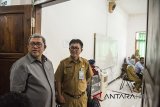 Gubernur Jawa Barat Ahmad Heryawan (kiri) didampingi Kepala Sekolah SMKN 2 Bandung Tatang Gunawan (kedua kiri) meninjau hari pertama pelaksanaan Ujian Nasional Berbasis Komputer (UNBK), Bandung, Jawa Barat, Senin (2/4). Berdasarkan data dari Dinas Pendidikan Provinsi Jawa Barat jumlah pelajar SMK seluruh Jabar yang mengikuti UNBK sebanyak 314.547 orang dari 2.680 sekolah yang dilaksanakan pada 2-5 April 2018. ANTARA FOTO/M Agung Rajasa/18
