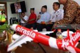 Bupati Banyuwangi Abdullah Azwar Anas melakukan video call dengan Co-Founder AirAsia dan Komisaris PT AirAsia Indonesia Datuk Kamarudin Maranun (kedua kanan) dan Exucutive Genderal Manager Bandara Banyuwangi Anton Marthalius (kedua kanan) didampingi Ceo Grup AirAsia di Indonesia Dendy Kurniawan (kedua kiri) di Bandara Banyuwangi, Jawa Timur, Kamis (19/4). Maskapai penerbangan AirAsia menjajaki rencana pengembangan konektivitas internasional dari dan menuju Bandara Banyuwangi, guna mendukung moda transportasi dan pariwisata di daerah tersebut. Antara Jatim/Budi Candra Setya/zk/18.