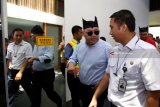 Co-Founder AirAsia dan Komisaris PT AirAsia Indonesia Datuk Kamarudin Maranun (kiri) didampingi kepada Exucutive Genderal Manager Bandara Banyuwangi Anton Marthalius (kanan) meninjau Bandara di Banyuwangi, Jawa Timur, Kamis (19/4). Maskapai penerbangan AirAsia menjajaki rencana pengembangan konektivitas internasional dari dan menuju Bandara Banyuwangi, guna mendukung moda transportasi dan pariwisata di daerah tersebut. Antara Jatim/Budi Candra Setya/zk/18.