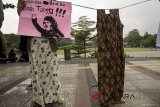 Sejumlah aktivis dan warga melakukan aksi damai untuk memperingati Hari Kartini di Lapangan Gasibu, Bandung, Jawa Barat, Sabtu (21/4). Aksi damai tersebut sekaligus mengkampanyekan tentang refleksi Hari Kartini yang bukan hanya simbol konde dan kebaya tapi menuntut upah layak dan kesejahteraan untuk buruh perempuan serta hapus sistem patriarki yang berlaku di instansi perusahaan. ANTARA JABAR/Novrian Arbi/agr/18