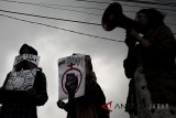 Sejumlah aktivis dan warga melakukan aksi damai untuk memperingati Hari Kartini di Lapangan Gasibu, Bandung, Jawa Barat, Sabtu (21/4). Aksi damai tersebut sekaligus mengkampanyekan tentang refleksi Hari Kartini yang bukan hanya simbol konde dan kebaya tapi menuntut upah layak dan kesejahteraan untuk buruh perempuan serta hapus sistem patriarki yang berlaku di instansi perusahaan. ANTARA JABAR/Novrian Arbi/agr/18