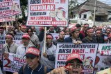 Pengunjuk rasa yang tergabung dalam Kesatuan Niaga Cellular Indonesia melakukan aksi damai 