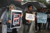 Mahasiswa dan pegiat anti korupsi membawa poster saat aksi Kamisan di depan Balaikota Malang, Jawa Timur, Kamis (19/4). Dalam Aksi Kamisan ke-38 tersebut mereka menuntut aparat penegak hukum terus menjaga komitmenya untuk tidak melakukan tindak kekerasan terhadap jurnalis maupun aktivis saat bertugas. Antara Jatim/Ari Bowo Sucipto/zk/18.