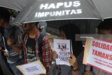 Mahasiswa dan pegiat anti korupsi membawa poster saat aksi Kamisan di depan Balaikota Malang, Jawa Timur, Kamis (19/4). Dalam Aksi Kamisan ke-38 tersebut mereka menuntut aparat penegak hukum terus menjaga komitmenya untuk tidak melakukan tindak kekerasan terhadap jurnalis maupun aktivis saat bertugas. Antara Jatim/Ari Bowo Sucipto/zk/18.