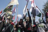 Warga yang tergabung di dalam Aliansi Muslim Bela Palestina melakukan unjuk rasa di depan Gedung Sate, Bandung, Jawa Barat, Jumat (13/4). Dalam aksinya mereka mengutuk dan mengecam tindakan brutal Israel terhadap rakyat Palestina, khususnya pembunuhan dan perlakuan tak manusiawi kepada pengunjuk rasa Palestina di Gaza. ANTARA JABAR/M Agung Rajasa/agr/18
