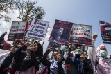 Warga yang tergabung di dalam Aliansi Muslim Bela Palestina melakukan unjuk rasa di depan Gedung Sate, Bandung, Jawa Barat, Jumat (13/4). Dalam aksinya mereka mengutuk dan mengecam tindakan brutal Israel terhadap rakyat Palestina, khususnya pembunuhan dan perlakuan tak manusiawi kepada pengunjuk rasa Palestina di Gaza. ANTARA JABAR/M Agung Rajasa/agr/18
