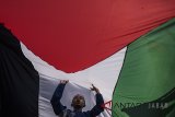 Warga yang tergabung di dalam Aliansi Muslim Bela Palestina melakukan unjuk rasa di depan Gedung Sate, Bandung, Jawa Barat, Jumat (13/4). Dalam aksinya mereka mengutuk dan mengecam tindakan brutal Israel terhadap rakyat Palestina, khususnya pembunuhan dan perlakuan tak manusiawi kepada pengunjuk rasa Palestina di Gaza. ANTARA JABAR/M Agung Rajasa/agr/18
