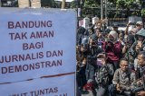 Massa yang tergabung dalam Tim Advokasi Jurnalis Independen (TAJI) melakukan aksi stop kekerasan terhadap jurnalis dan warga oleh polisi di Taman Vanda, Bandung, Jawa Barat, Kamis (13/4). Aksi tersebut digelar untuk menyikapi tindakan kekerasan oleh kepolisian terhadap jurnalis Pers Kampus Suaka UIN Sunan Gunung Djati dan warga sipil saat peristiwa unjukrasa penolakan rumah deret Bandung. ANTARA JABAR/Novrian Arbi/agr/18