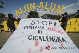 Massa dari Komite Solidaritas Pemuda Cicalengka melakukan aksi stop peredaran miras di Alun-alun Cicalengka, Kabupaten Bandung, Jawa Barat, Jumat (13/4). Aksi tersebut bertujuan untuk mengajak masyarakat Cicalengka agar bersama-sama memberantas peredaran minuman keras oplosan yang menewaskan puluhan warga Cicalengka. ANTARA JABAR/Raisan Al Farisi/agr/18