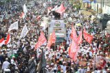 Massa dari Persaudaraan Alumni 212 melakukan aksi damai di Depan Gedung Bareskrim Mabes Polri, Gambir, Jakarta, Jum'at (6/4/2018). Aksi damai tersebut menuntut proses hukum terhadap Sukmawati Soekarnoputri dalam kasus Puisi Ibu Indonesia karena dinilai menista agama. (ANTARA FOTO/ Reno Esnir) 