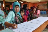 Warga mengisi daftar hadir penerima bantuan gizi saat digelar kegiatan Antisipasi Daerah Rawan Pangan di Desa Batok, Kecamatan Gemarang, Kabupaten Madiun, Jawa Timur, Selasa (10/4). Pada 2018 Pemkab Madiun mengalokasikan dana antisipasi daerah rawan pangan sebesar Rp75 juta untuk 250 anak di lima kecamatan. Antara Jatim/Foto/Siswowidodo/zk/18