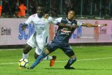 Pesepakbola Persib Bandung, Ezechiel Ndouasel (kiri) berebut bola dengan pesepakbola Arema FC, Johan Al Farisyi (kanan) dalam pertandingan GO-JEK Liga I di Stadion Kanjuruhan, Malang, Jawa Timur, Minggu (15/4). Persib Bandung menahan Arema FC dengan skor akhir 2-2. Antara jatim/Ari Bowo Sucipto/zk/18.