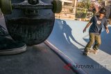 Beberapa anak muda bermain skateboard atau papan seluncur di arena yang berlokasi di atap rumah kawasan Antapani, Bandung, Jawa Barat, Minggu (29/4). Lokasi tersebut dijadikan tempat alternatif bermain skateboard sekaligus menjadi tempat bagi anak-anak dan pemula untuk belajar permainan ekstrem tersebut. ANTARA JABAR/Novrian Arbi/agr/18.
