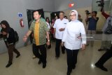 Badan Pengawas Obat dan Makanan Republik Indonesia (Badan POM RI)  Penny K. Lukito (kanan) bersama Asosiasi Pengalengan Ikan Indonesia (APIKI) Ady Surya (kedua kiri) meninjau pabrik pengalengan ikan di Muncar, Banyuwangi, Jawa Timur, Jumat (13/4). Badan POM RI menyatakan , 11 produk ikan kaleng makarel produksi dalam negeri aman dikonsumsi, karena proses penarikan produk dengan kode produksi tertentu itu telah dikawal oleh seluruh pemangku kepentingan.  Antara Jatim/Budi Candra Setya/zk/18.