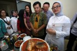 Kepala Badan Pengawas Obat dan Makanan Republik Indonesia (Badan POM RI)  Penny K. Lukito (kanan) bersama Asosiasi Pengalengan Ikan Indonesia (APIKI) Ady Surya (ketiga kanan) meninjau pabrik pengalengan ikan di Muncar, Banyuwangi, Jawa Timur, Jumat (13/4). Badan POM RI menyatakan , 11 produk ikan kaleng makarel produksi dalam negeri aman dikonsumsi, karena proses penarikan produk dengan kode produksi tertentu itu telah dikawal oleh seluruh pemangku kepentingan.  Antara Jatim/Budi Candra Setya/zk/18.