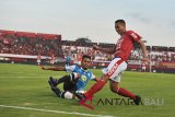 Pesepak bola Bali United, Ricky Fajrin (kedua kiri) berupaya melewati pesepak bola Barito Putra Dandi Maulana Abdulhak dalam Pertandingan Sepak Bola Liga 1 2018 di Stadion I Wayan Dipta, Gianyar, Bali, Minggu (22/4). Bali United menang atas Barito Putra dengan skor 2-0. Antaranews Bali/Nyoman Budhiana/18.