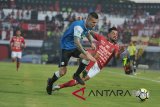 Pesepak bola Bali United Stefano Lilipaly (kanan) mendapat hadangan dari pesepak bola Barito Putra Aaron Michael Evans (kiri)
dalam Pertandingan Sepak Bola Liga 1 2018 di Stadion I Wayan Dipta, Gianyar, Bali, Minggu (22/4). Bali United menang atas Barito Putra dengan skor 2-0. Antaranews Bali/Nyoman Budhiana/2018.