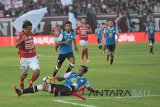 Pesepak bola Bali United Irfan Bachdim (kiri) berebut bola dengan pesepak bola Barito Putra Hansamu Yama Pranata (bawah) dalam Pertandingan Sepak Bola Liga 1 2018 di Stadion I Wayan Dipta, Gianyar, Bali, Minggu (22/4). Bali United menang atas Barito Putra dengan skor 2-0. Antaranews Bali/Nyoman Budhiana/18.