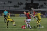 Pesepak bola Bali United Nick Van Der Velden (tengah) melewati dua pesepak bola Global Cebu Filipina Wesley Dos Santos (kiri) dan Jerry I Barbaso (kanan) dalam pertandingan Grup G Piala AFC 2018 di Stadion I Wayan Dipta, Gianyar, Bali, Rabu (25/4). Bali United kalah dari Global Cebu FC dengan skor 1-3 dan tidak lolos ke babak berikutnya. Antaranews Bali/Nyoman Budhiana/2018.