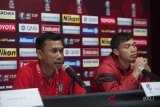 Pelatih klub Bali United Widodo Cahyono Putro (kiri) bersama pesepak bola Mochammad Dicky Indrayana menyampaikan kesiapan timnya menjelang laga Piala AFC 2018 di Stadion I Wayan Dipta. Gianyar, Selasa (24/4). Bali United akan berhadapan dengan tim tamunya Global Cebu FC Filipina dalam laga penyisihan Grup G Piala AFC 2018 pada Rabu (25/4) di Stadion I Wayan Dipta. Antaranews Bali/Nyoman Budhiana/2018.