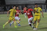 Pesepak bola Bali United Yandi Sofyan (kedua kiri) berebut bola melewati pesepak bola Global Cebu Filipina Wesley Dos Santos (kanan) dalam pertandingan Grup G Piala AFC 2018 di Stadion I Wayan Dipta, Gianyar, Bali, Rabu (25/4/2018). (ANTARA FOTO/Nyoman Budhiana) 