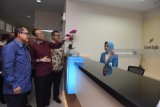Direktur Utama Bank BJB Ahmad Irfan (kedua kiri) berbincang dengan Kepala OJK Regional 4 Heru Cahyono (ketiga kiri) dan Deputi BI Jawa Timur Yudi Harymukti (kiri) ketika meninjau gedung Bank BJB cabang Surabaya saat peresmian gedung tersebut, Surabaya, Jawa Timur, Selasa (17/4). Diharapkan dengan hadirnya Bank BJB cabang Surabaya itu dapat meningkatkan kualitas layanan serta mewujudkan kepedulian Bank BJB terhadap pemberian pelayanan, kemudahan dan kenyamanan. Antara Jatim/Zabur Karuru/18