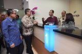 Direktur Utama Bank BJB Ahmad Irfan (tengah) berbincang dengan Kepala OJK Regional 4 Heru Cahyono (kedua kiri), Deputi BI Jawa Timur Yudi Harymukti (kiri), Direktur kepatuhan dan Manajemen Resiko Bank BJB Agus Mulyana (kedua kanan) sertavDirektur Konsumer Bank BJB  Suartini (kanan) ketika meninjau gedung Bank BJB cabang Surabaya saat peresmian gedung tersebut, Surabaya, Jawa Timur, Selasa (17/4). Diharapkan dengan hadirnya Bank BJB cabang Surabaya itu dapat meningkatkan kualitas layanan serta mewujudkan kepedulian Bank BJB terhadap pemberian pelayanan, kemudahan dan kenyamanan. Antara Jatim/Zabur Karuru/18