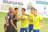 PS Barito Putera bermain imbang 2-2 di kandang melawan Persipura Jayapura dalam lanjutan Gojek Liga 1 di Stadion 17 Mei Banjarmasin, Kalimantan Selatan, Sabtu, (31/3). Barito Putera sempat ketinggalan terlebih dahulu dari Persipura Jayapura menit ke-30 pada babak pertama akibat gol bunuh diri Dandi Maulana.

