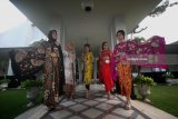 Model memeragakan busana rancangan Novita Yunus saat acara Batik Chic Roadshow 2018 di Surabaya, Jawa Timur, Selasa (17/4). Kegiatan yang dimeriahkan dengan rangkaian acara peragaan busana tunggal, pameran foto dan produk batik rancangan Novita Yunus tersebut dalam rangka memperingati Hari Kartini 2018. Antara Jatim/Moch Asim/zk/18