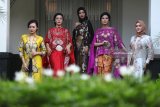 Model memeragakan busana rancangan Novita Yunus saat acara Batik Chic Roadshow 2018 di Surabaya, Jawa Timur, Selasa (17/4). Kegiatan yang dimeriahkan dengan rangkaian acara peragaan busana tunggal, pameran foto dan produk batik rancangan Novita Yunus tersebut dalam rangka memperingati Hari Kartini 2018. Antara Jatim/Moch Asim/zk/18