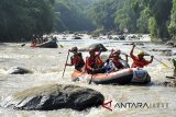 Sejumlah relawan giat Cisadane (Regaci) menggunakan perahu karet untuk membersihkan sampah di bantaran sungai Cisadane, Kelurahan Gunung Batu, Kota Bogor, Jawa Barat, Minggu (22/4). Kegiatan 