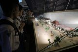 Sejumlah pelajar SMA 17 Agustus 1945 Surabaya mengamati diorama Rumah Sakit Simpang (Simpang Hospital) di Museum Sepuluh Nopember, Tugu Pahlawan, Surabaya, Jawa Timur, Selasa (17/4). Kegiatan tersebut bertujuan untuk memberi pemahaman dan pengetahuan sejarah serta untuk menambah rasa cinta tanah air serta menghargai jasa para pahlawan. Antara Jatim/Didik Suhartono/zk/18