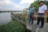 Komandan Komando Pembinaan Doktrin Pendidikan dan Latihan TNI Angkatan Laut (Dankodiklatal) Laksda TNI Darwanto (kedua kanan) didampingi Danpusdikif Kodikmar Kodiklatal Kolonel  Mar Agus Tiyawarman (kanan)
 meninjau sejumlah personel TNI Angkatan Laut membersihkan bozem Morokrembangan dari enceng gondok, di kawasan kesatrian Bumimoro, Surabaya, Jawa Timur, Jumat (20/4). Kegiatan dalam rangka Hari Pendidikan TNI Angkatan Laut (Hardikal) ke-72 Tahun yang digelar Komando Pembinaan Doktrin Pendidikan dan Latihan Angkatan Laut (Kodiklatal) itu diikuti sekitar 2.800 peserta dari personil TNI AL, Akademi Angkatan Laut (AAL), Sekolah Tinggi Teknologi Angkatan Laut (STTAL), serta warga sekitar. Antara Jatim/Didik Suhartono/zk/18