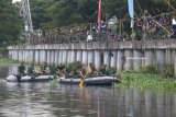 Sejumlah personel TNI Angkatan Laut membersihkan bozem Morokrembangan dari enceng gondok, di kawasan kesatrian Bumimoro, Surabaya, Jawa Timur, Jumat (20/4). Kegiatan dalam rangka Hari Pendidikan TNI Angkatan Laut (Hardikal) ke-72 Tahun yang digelar Komando Pembinaan Doktrin Pendidikan dan Latihan Angkatan Laut (Kodiklatal) itu diikuti sekitar 2.800 peserta dari personil TNI AL, Akademi Angkatan Laut (AAL), Sekolah Tinggi Teknologi Angkatan Laut (STTAL), serta warga sekitar. Antara Jatim/Didik Suhartono/zk/18