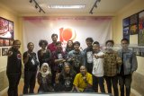 Kepala Divisi Museum dan Galeri Foto Jurnalistik Antara (GFJA) Oscar Matuloh (tengah) bersama dengan peserta dan pendamping berfoto bersama di sela-sela pembukaan Sinau Foto 3 'Brewster' di Kantor Antara Biro Jawa Timur, Surabaya, Sabtu (21/4). Sinau Foto merupakan wadah pendidikan yang dikelolah Antara Jatim. Antara Jatim/M Risyal Hidayat/zk/18