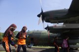 Pelajar melihat bagian dalam pesawat Hercules dalam  Bromo Valley Airshow di Lanud Abdul Rahman Saleh, Malang, Jawa Timur, Jumat (20/4). Pameran kedirgantaraan yang berlangsung selama tiga hari tersebut menampilkan berbagai atraksi formasi pesawat di udara serta pameran alutsista. Antara Jatim/Ari Bowo Sucipto/zk/18.