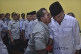 Calon Gubernur Jawa Barat nomor urut dua Tubagus Hasanuddin (kanan) berbincang dengan salah seorang Persatuan Purnawirawan dan Warakawuri Tni dan Polri (Pepabri) pada safari politiknya di Gedung Pepabri Ciamis, Jawa Barat, Senin (2/4). Pasangan Tubagus Hasanuddin-Anton Charliyan (Hasanah), pada kampanyenya berjanji akan memperhatikan Pepabri dan mecukupi kebutuhan kehidupan yang layak, baik dari kesehatan serta kesejahteraan. ANTARA JABAR/Adeng Bustomi/agr/18 