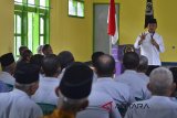 Calon Gubernur Jawa Barat nomor urut dua Tubagus Hasanuddin menyampaikan pidato nya saat safari politiknya di Gedung Pepabri Ciamis, Jawa Barat, Senin (2/4). Pasangan Tubagus Hasanuddin-Anton Charliyan (Hasanah), pada kampanyenya berjanji akan memperhatikan Pepabri dan mecukupi kebutuhan kehidupan yang layak, baik dari kesehatan serta kesejahteraan. ANTARA JABAR/Adeng Bustomi/agr/18 