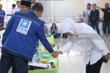 Ketua Umum Partai Amanat Nasional (PAN) Zulkifli Hasan (kiri) bersalaman dengan Calon Gubernur Jatim Khofifah Indar Parawansa (kanan) saat menghadiri kegiatan bertajuk Cangkruk Bareng Zulhasan di Kediri, Jawa Timur, Senin (23/4). Kegiatan yang dihadiri oleh ribuan kader PAN tersebut sebagai langkah konsulidasi dukungan terhadap pasangan calon Gubernur, dan calon Wali Kota yang diusung oleh PAN. Antara Jatim/Prasetia Fauzani/zk/18