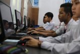 Sejumlah siswa mengikuti ujian nasonal berbasis komputer (UNBK) di SMA Negeri 2 Kota Kediri, Jawa Timur, Senin (9/4). Data dari Kementerian Pendidikan dan Kebudayaan menyatakan UNBK 2018 tingkat SMA telah diterapkan kepada 1.812.565 pesera didik atau sebanyak 91 persen, sedangkan sisanya masih menggunakan ujian nasional berbasis kertas. Antara Jatim/Prasetia Fauzani/zk/18