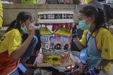 Sejumlah anak mewarnai tempat sampah saat mengikuti acara Children Fair di Taman Lalu Lintas Ade Irma Suryani Nasution, Bandung, Jawa Barat, Sabtu (14/4). Acara yang diikuti oleh 206 peserta tersebut diselenggarakan dalam rangka memberikan edukasi kepada anak sekaligus memperingati ulang tahun ke-60 Taman Lalu Lintas . ANTARA JABAR/Raisan Al Farisi/agr/18