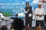 Calon Gubernur dan Wakil Gubernur Jawa Barat Ridwan Kamil (kiri) - Uu Ruzhanul Ulum (kanan) menyampaikan pantun saat menghadiri Coffe Morning bersama Kapolda Jawa Barat di Bandung, Jawa Barat, Selasa (10/4). Coffee morning tersebut dalam rangka silaturahmi ?dan mewujudkan keamanan, ketertiban masyarakat jelang Pilkada di Jawa Barat. ANTARA JABAR/M Agung Rajasa/agr/18
