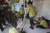 Wakil Ketua Komisi X DPR Sutan Adil Hendra (kiri) melihat aktifitas siswa bermain permainan tradisional saat berkunjung ke SMP Negeri 3, Surabaya, Jawa Timur, Kamis (5/4). Kunjungan tersebut guna mamantau persiapan pelaksanaan Ujian Nasional Berbasis Komputer (UNBK) untuk jenjang SMP/MTs yang akan diselenggarakan pada 23-26 April 2018. Antara Jatim/Moch Asim/zk/18